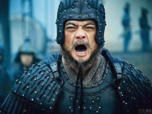 Ban đầu, Khương Duy là tướng lĩnh bình thường của nhà Ngụy. Sau khi dẫn quân Bắc phạt tấn công nhà Ngụy, Gia Cát Lượng đã chiêu mộ Khương Duy về dưới trướng Lưu Bị. Sau khi đầu hàng nhà Thục, Khương Duy hết mực trung thành với nhà Thục và Lưu Bị. Ông đã lập được nhiều công lao và trở thành một đại tướng dưới trướng Gia Cát Lượng.