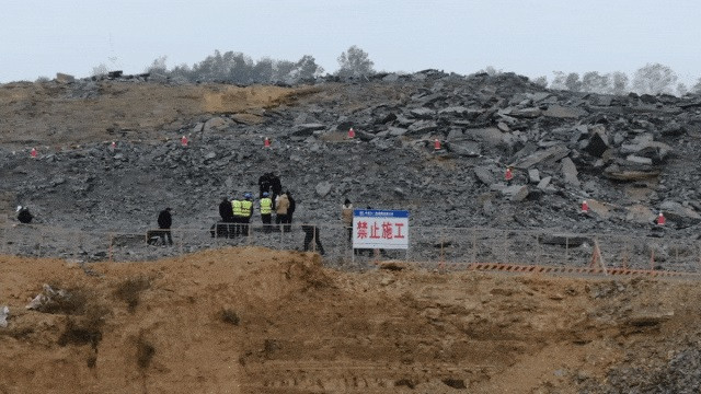 Sau khi nhận được tin báo từ người dân, lực lượng chức năng cùng các chuyên gia đã nhanh chóng tới công trường. Sau khi kiểm tra, phân tích các hiện vật, họ xác định những thứ công nhân tìm thấy thực sự là hóa thạch sinh vật cổ xưa.