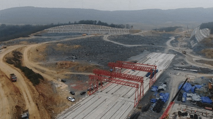 Một "kho báu" 500 triệu tuổi lộ diện khi các công nhân tình cờ phát hiện nhiều hóa thạch sinh vật cổ trong lúc thi công một tuyến đường cao tốc ở tỉnh Vân Nam, Trung Quốc.