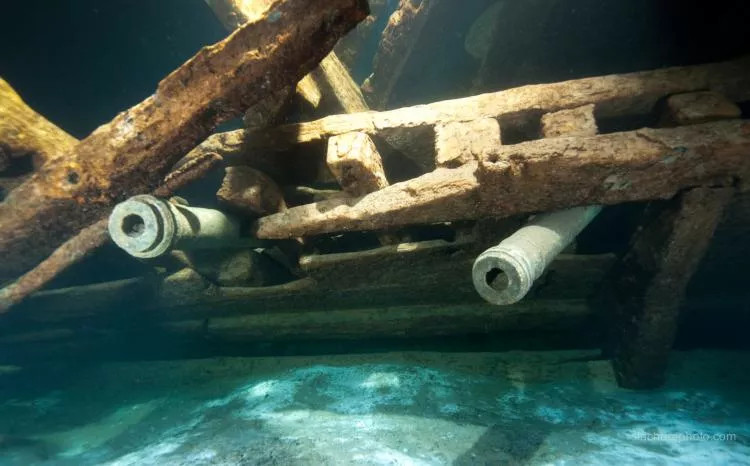 Trong cuộc chiến đẫm máu ở biển Baltic năm 1564, tàu chiến The Mars bị lực lượng Đức đánh chìm. Theo đó, khoản 800 - 900 thủy thủ Thụy Điển lẫn Đức tử nạn và vùi xác dưới đáy biển cùng lượng lớn đồng xu vàng và bạc.