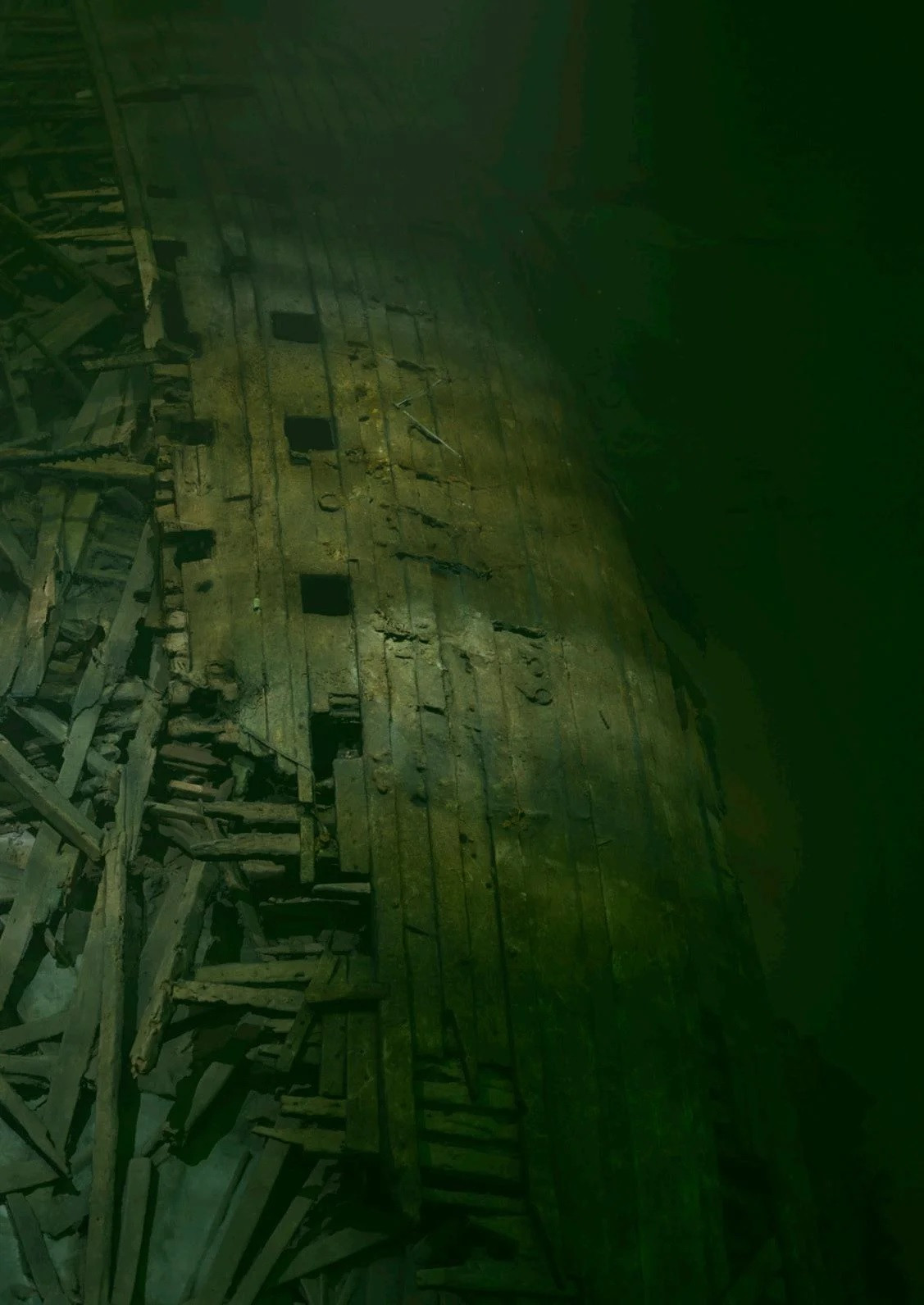 Tương truyền, xác tàu The Mars được bảo vệ bởi một bóng ma cuồng nộ từ địa ngục. Bóng ma này nguyền rủa những ai cố tìm kiếm, trục vớt xác tàu chiến The Mars - niềm kiêu hãnh của hải quân Thụy Điển.