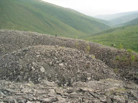Điều này khiến một số nhà khoa học đưa ra giả thuyết về một UFO của người ngoài hành tinh có thể đã đáp xuống khu vực ngày nay là miệng núi lửa Patomskiy.