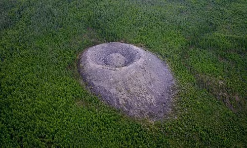 Nằm ở Irkutsk, Siberia, miệng núi lửa Patomskiy còn được người dân địa phương gọi là “Tổ đại bàng lửa”. Nó được một nhà địa chất người Nga tìm ra trong một cuộc thám hiểm được thực hiện ở Siberia năm 1949.