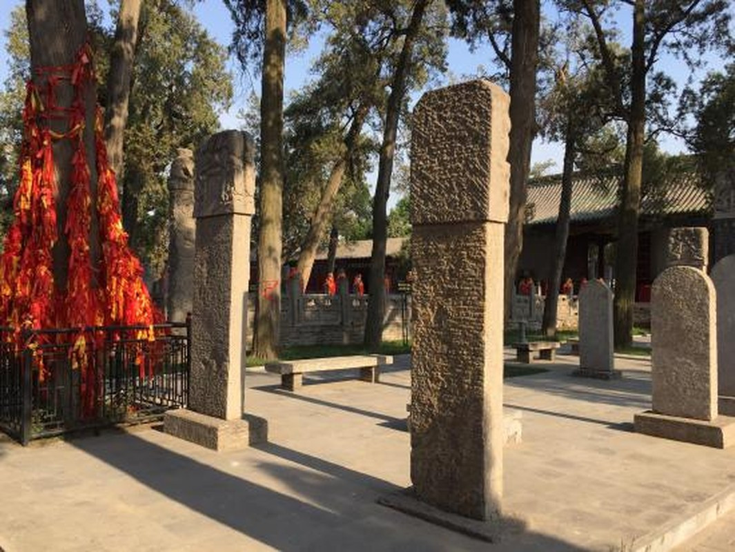 Thêm nữa, người dân sống xung quanh khu vực chôn cất Quan Vũ tự nguyện trở thành những người canh gác, bảo vệ mộ phần của mãnh tướng này. Theo đó, họ sẽ không để cho những kẻ trộm mộ xâm phạm nơi an nghỉ ngàn thu của Quan Vũ.