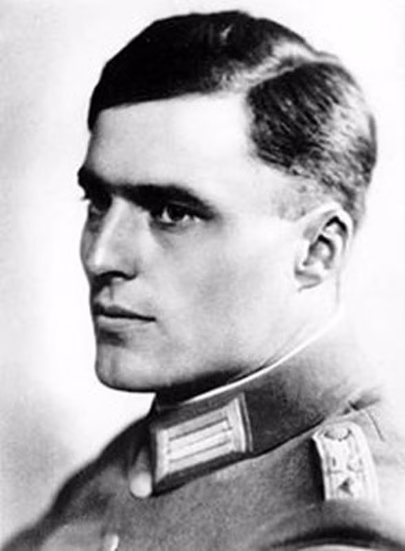 Trùm phát xít Hitler trở thành mục tiêu vụ ám sát do Đại tá quân đội Đức Claus Schenk Graf von Stauffenberg (trong ảnh) lên kế hoạch và thực hiện vào tháng 7/1944.