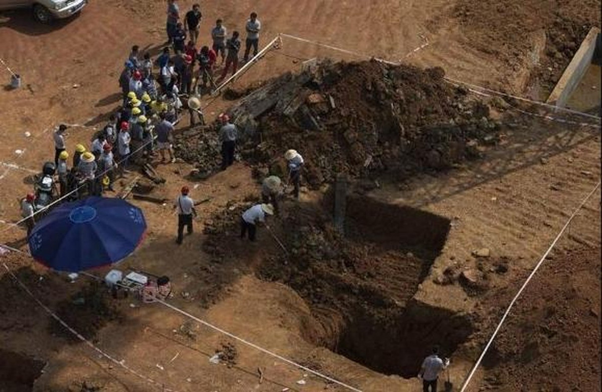 Sau một loạt kiểm tra, các nhà nghiên cứu xác định họ là những thiếu nữ trong độ tuổi từ 16 - 20. Điều này khiến nhiều người tò mò những thiếu nữ này là ai và vì sao họ lại được chôn cùng nhau trong cùng một lăng mộ.