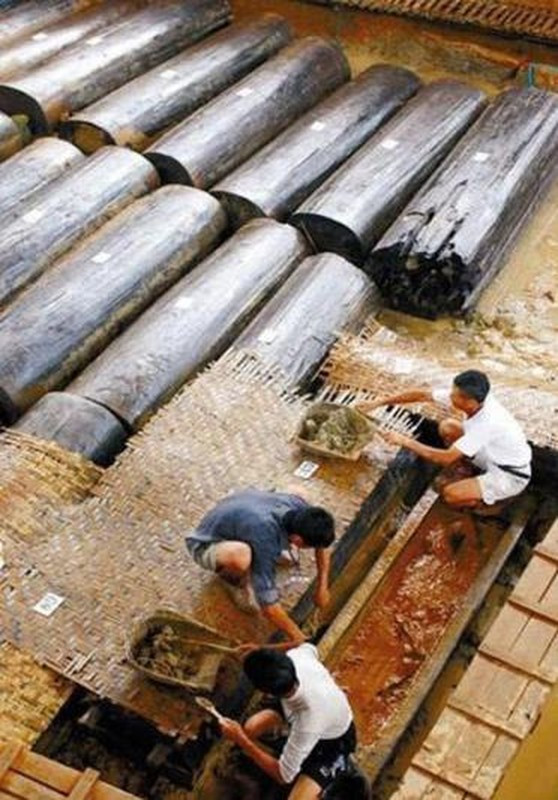 Căn cứ vào kiến trúc của lăng mộ và những hiện vật được tìm thấy, nhóm chuyên gia suy đoán lăng mộ này nhiều khả năng là chơi chôn cất của hoàng đế nước Từ là Chương Vũ.