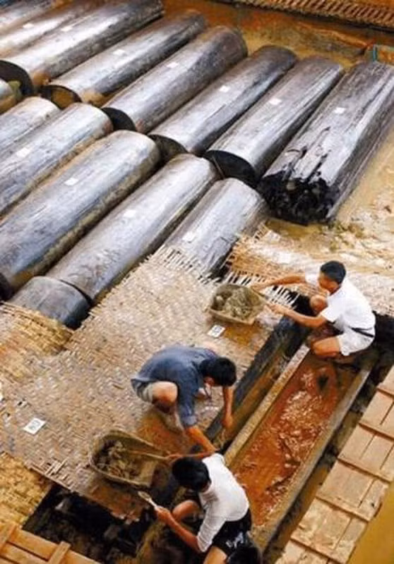 Căn cứ vào kiến trúc của lăng mộ và những hiện vật được tìm thấy, nhóm chuyên gia suy đoán lăng mộ này nhiều khả năng là chơi chôn cất của hoàng đế nước Từ là Chương Vũ.