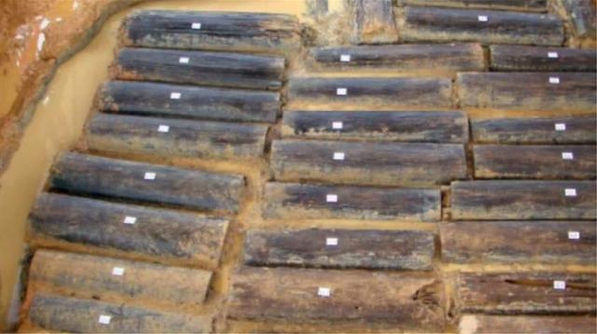 Cụ thể, trong lúc các công nhân dùng thuốc nổ phá đá để xây dựng đường cao tốc, họ bất ngờ nghe thấy âm thanh lạ phát ra dưới lòng đất sâu. Sau khi kiểm tra, họ phát hiện bên dưới hố sâu khoảng 13m có một ngôi mộ cổ. Vì vậy, họ nhanh chóng thông báo giới chức trách cử chuyên gia khảo cổ tới hiện trường.