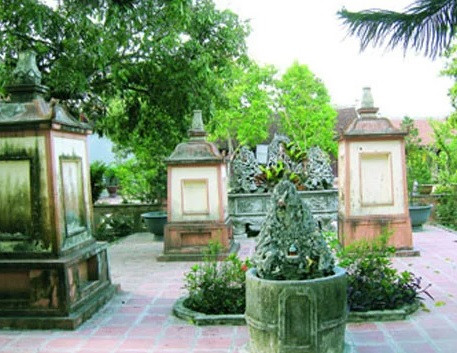 Chùa Minh Khánh (trong ảnh) nằm ở trung tâm thị trấn Thanh Hà hiện lưu giữ 9 hạt, tương truyền là xá lợi của Phật hoàng. Ngôi chùa này còn có tên là chùa Hương Đại, theo tên gọi làng do Vua Trần Nhân Tông đặt. Trong kháng chiến chống quân Nguyên Mông lần thứ hai, Vua Trần Nhân Tông đã lấy đất này làm nơi dựng căn cứ.