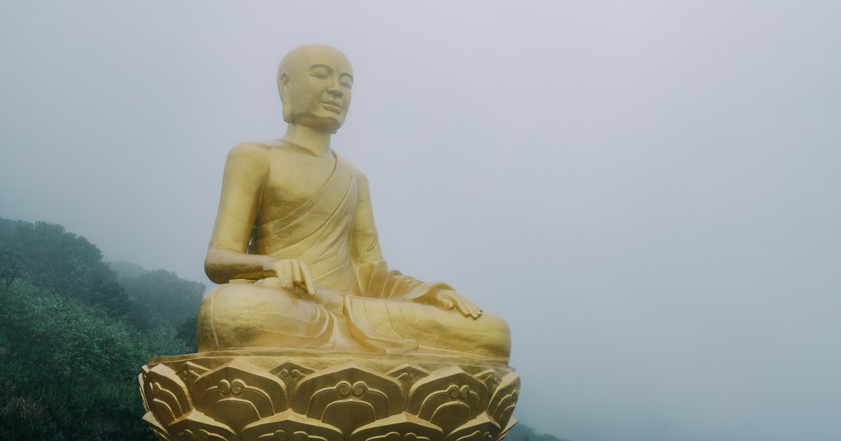 Theo Sách Tam tổ Trúc Lâm, Pháp Loa làm theo lời di chúc của Phật hoàng làm lễ hoả táng, lượm ngọc cốt có năm màu để vào bình. Vua Anh Tông cùng đình thần đem long giá rước ngọc cốt về tôn thờ ở Đức Lăng (Thái Bình) và xây tháp ở chùa Vân Yên trên núi Yên Tử, gọi là Huệ Quang Kim Tháp. Trong khi đó, có tài liệu ghi xá lị của Vua Trần Nhân Tông được táng ở chùa Yên Tử (Quảng Ninh), chùa Phả Lại (Hải Dương) và được đưa cả về quê hương Tức Mặc (Nam Định).