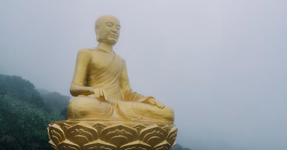 Theo Sách Tam tổ Trúc Lâm, Pháp Loa làm theo lời di chúc của Phật hoàng làm lễ hoả táng, lượm ngọc cốt có năm màu để vào bình. Vua Anh Tông cùng đình thần đem long giá rước ngọc cốt về tôn thờ ở Đức Lăng (Thái Bình) và xây tháp ở chùa Vân Yên trên núi Yên Tử, gọi là Huệ Quang Kim Tháp. Trong khi đó, có tài liệu ghi xá lị của Vua Trần Nhân Tông được táng ở chùa Yên Tử (Quảng Ninh), chùa Phả Lại (Hải Dương) và được đưa cả về quê hương Tức Mặc (Nam Định).