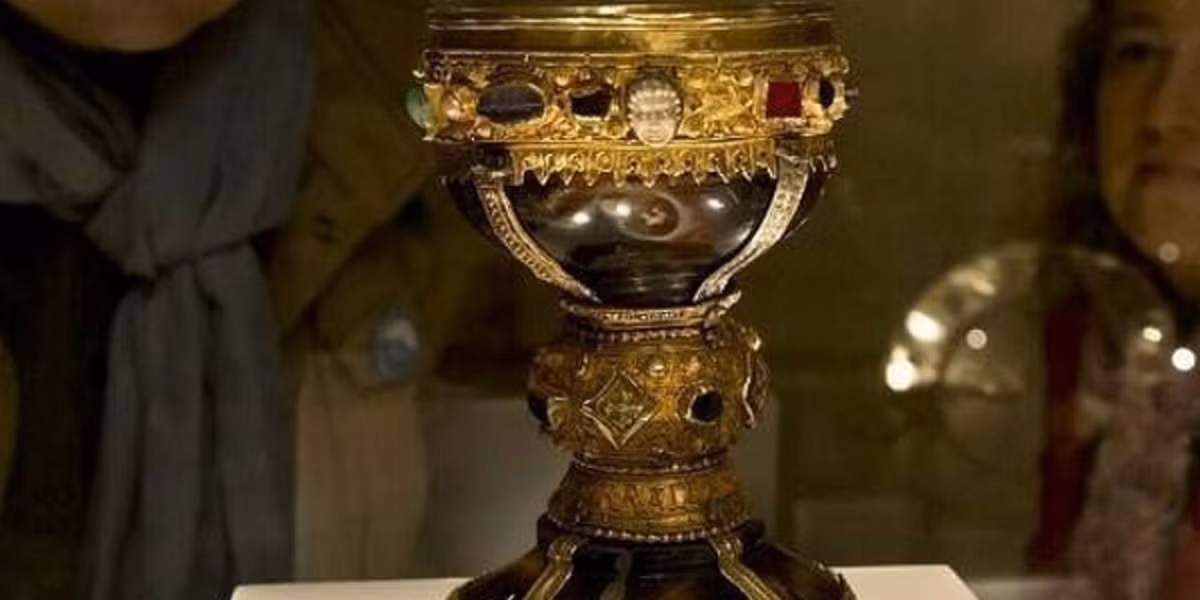 Ngày nay, một vài nơi trên thế tự nhận đang sở hữu Chén Thánh. Trong đó, nổi tiếng là nhà thờ San Isidoro ở thành phố Leon, Tây Ban Nha và ở làng Weston-under Penyard, ngoại ô Herefordshire, Anh. Hiện chưa ai dám khẳng định đâu là Chén Thánh mà Chúa Jesus từng sử dụng.