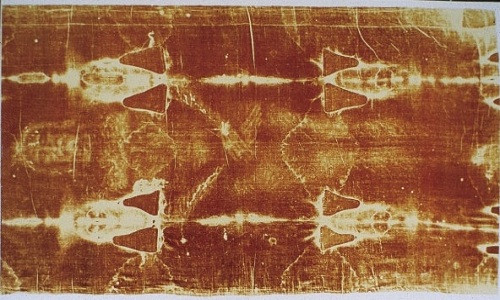 Tấm vải liệm thành Turin hiện được cất giữ tại nhà thờ Saint John the Baptist ở Turin, Italy. Các tín đồ Cơ Đốc giáo tin rằng tấm vải này được dùng để bọc xác Chúa Jesus sau khi hành hình.