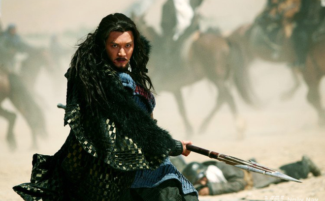 Lực lượng do Hạng Vũ chỉ huy bị lực lượng của Lưu Bang truy sát, tháo chạy tới bờ sông Ô Giang. Rơi vào đường cùng, Hạng Vũ tấn công liều chết, tiêu diệt hàng trăm lính địch trước khi tự sát vì không muốn bị bắt sống.