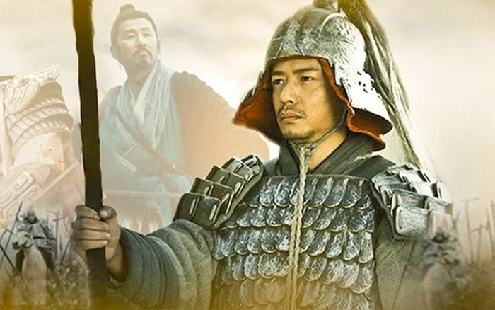 Do lập được nhiều đại công nên Hàn Tín bị Lưu Bang nghi kỵ, cảnh giác, đề phòng, tước ấn tín, lấy lại binh quyền rồi giáng xuống là Hoài Âm Hầu.