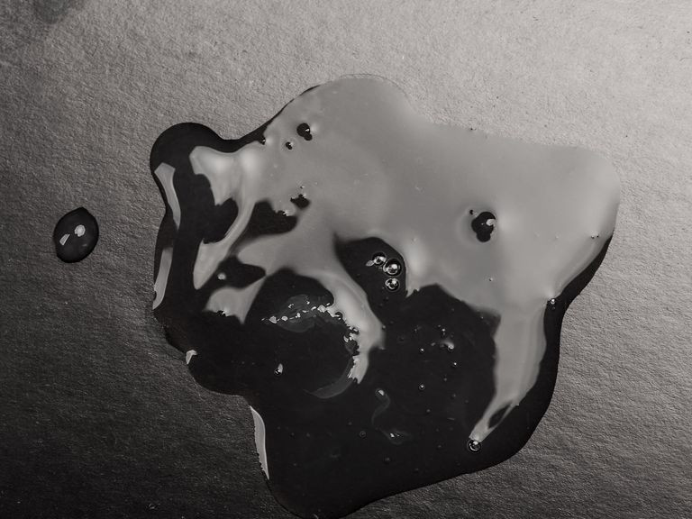 Theo một số chuyên gia, La Mancha Negra được tạo ra từ một mẻ nhựa đường chất lượng kém. Do vậy, số nhựa đường này tan chảy và có màu đen xì giống hắc ín. Nguyên do là nhựa đường chứa hắc ín - chất cực dính khi nung nóng.