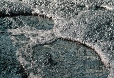 Một giả thuyết khác cho rằng, khi thi công tuyến đường cao tốc, các công nhân đã thực hiện các giai đoạn rải nhựa đường tách riêng. Một trong số đó "nổi" lên bề mặt và gây ra lớp chất nhầy bí ẩn trên đường.