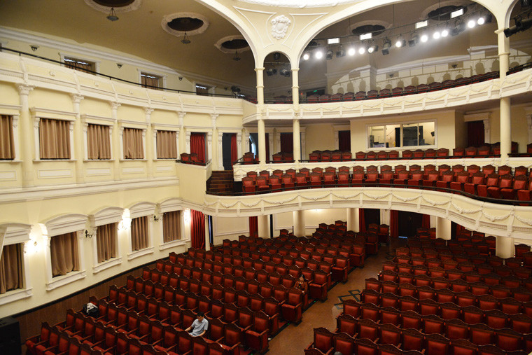 Nhà hát được khánh thành từ năm 1900 này có sức chứa 400 chỗ ngồi. Đến năm 1998 và 2009, nhà hát được tu bổ lớn với phương châm bảo tồn phong cách kiến trúc ban đầu .