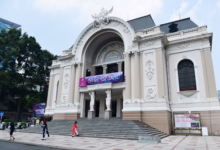 Nhà hát TP nằm ngay vị trí trung tâm thành phố, là một trong những biểu tượng văn hóa, kiến trúc của TP HCM.