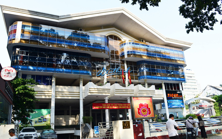 Cũng ngay tại trung tâm TP, Nhà hát Bến Thành (số 6 Mạc Đĩnh Chi, quận 1) hiện tại khu vực sân trước nhà hát là nơi để ôtô, tầng hầm để xe máy. 