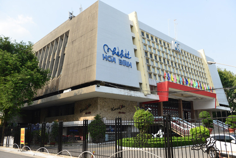 Nhà hát Hòa Bình nằm trên đường 3/2, quận 10. Nhà hát do cố Phó thủ tướng - kiến trúc sư Huỳnh Tấn Phát thiết kế và chỉ đạo xây dựng từ những năm 1980.