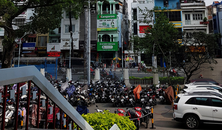 Khuôn viên bên trong nhà hát hiện là nơi giữ xe, hai bên hông nhà hát là dãy văn phòng, quán cà phê.