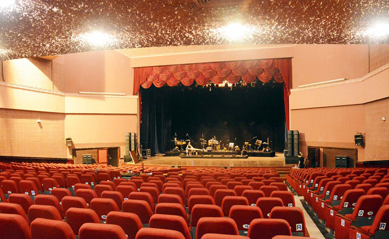 Nhà hát có sức chứa hơn 1.000 chỗ ngồi. Theo lãnh đạo TP HCM, sau ngày 30/4/1975, thành phố đầu tư xây dựng Nhà hát Hòa Bình, Nhà hát Bến Thành nhưng đến nay các công trình đã xuống cấp.