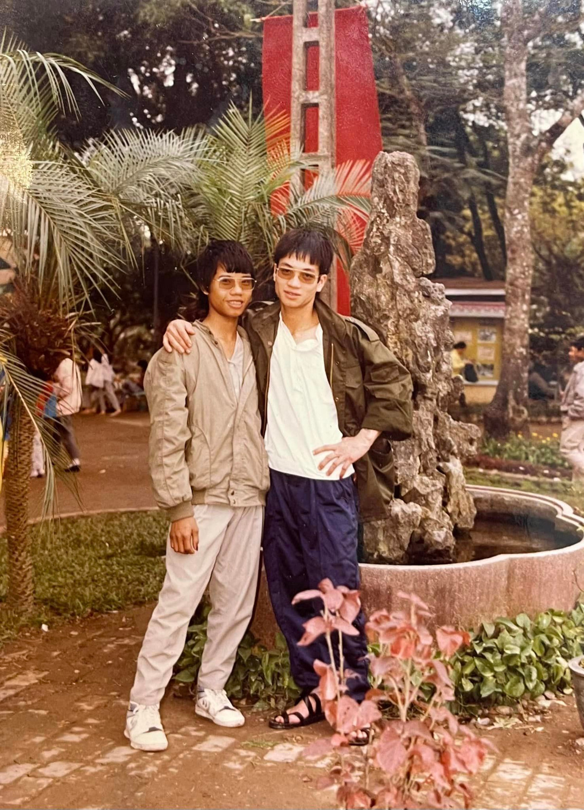 Mới đây, trên trang cá nhân của mình, Hải "Bánh" chia sẻ những bức ảnh thời trẻ và nhận được nhiều sự chú ý. Nhiều người tò mò cuộc sống của ông trùm giang hồ nổi tiếng một thời như thế nào?. (Ảnh thời trai trẻ của trùm giang hồ một thời Hải "Bánh")