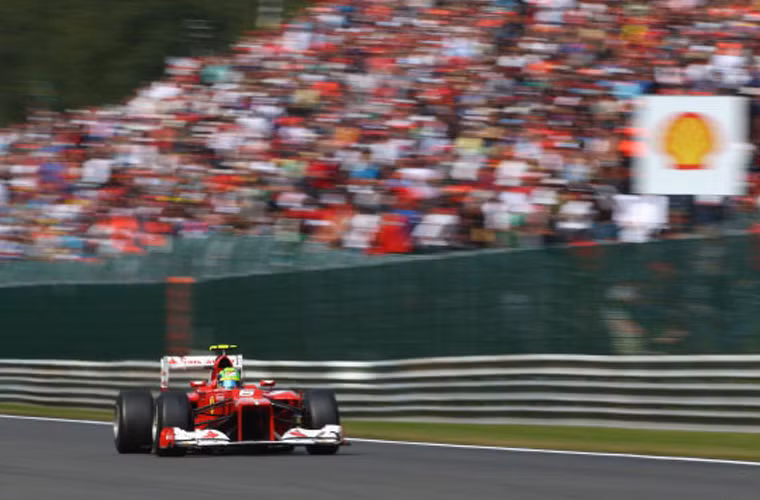 Hẳn giải đua Spa sẽ được các tay đua khoe khoang nhiều nhất. Được tổ chức tại vùng rừng núi Ardennes, Pháp, đường đua có một cung đường mưa trong khi các cung đường khác của vẫn khô ráo khiến việc set-up và chọn lốp xe trở nên khó khăn. Cung đường đổ dốc Eau Rouge (tạm dịch: Nước Đỏ) yêu cầu tốc độ rất cao là một trong những cung đường nghẹt thở nhất.