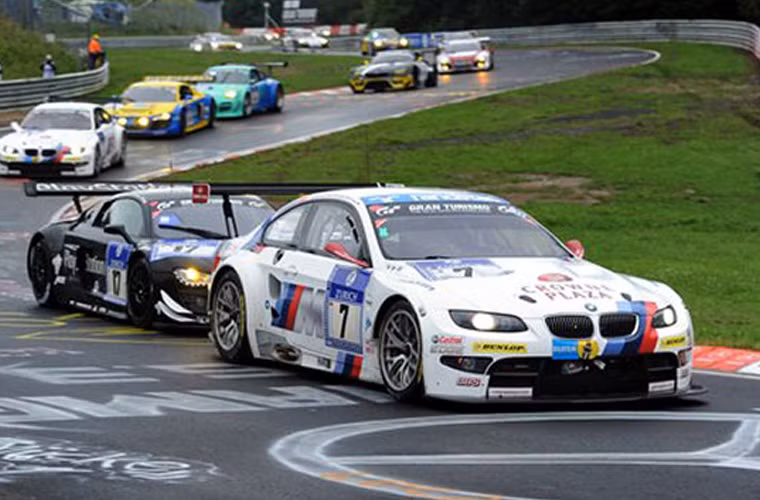 Giải đua 24 Hours Nurburgring tại Đức là giải đua đường dài thu hút nhiều loại xe trên cùng một đường đua cùng thời điểm, bao gồm cả đường đua F1 Nurburgring và cung đường Nordscheife nổi tiếng (nay trở thành một con đường bộ dân dụng). Người hâm mộ tại đây cũng được biết đến với tập quán vẽ graffiti trên đường đua.