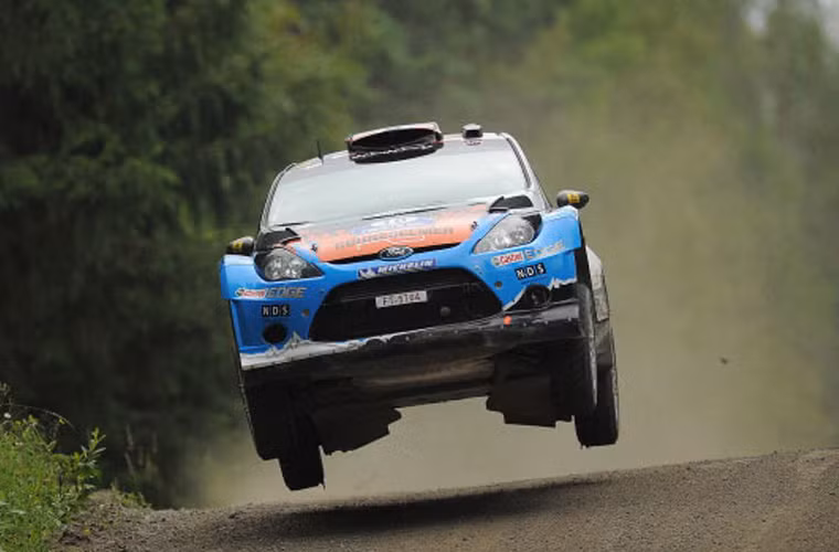 Tại Bắc Âu, giải đua Phần Lan được xem là một trong những giải đua nhanh nhất trong hệ thống giải đua Rally trên thế giới và là sự kiện đông đảo công chúng nhất tại khu vực này. Giải đua có tốc độ siêu nhanh, đường sỏi trơn và sử dụng xe độ. Đường đua đầy dốc gợn sóng tạo ra vô số cú “tâng” xe không tưởng.