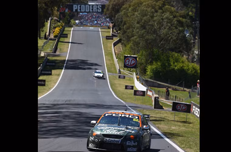 Bathurst 1000 (V8 Supercar) là giải đua 1000km được tổ chức thường niên tại ngọn núi Mount Panorama và được mệnh danh là “Giải đua vĩ đại”, đỉnh cao của đua xe thể thao Úc Châu. 