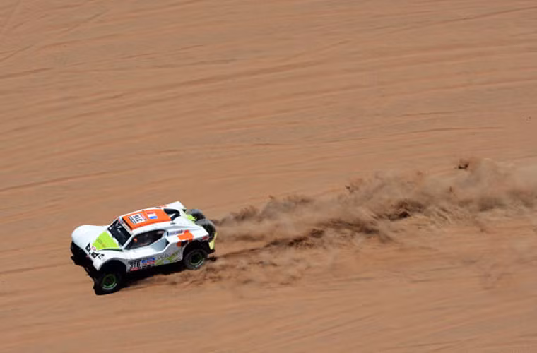 Giải đua Dakar Rally, trước đây là Paris-Dakar Rally là một giải đua của nhiều thể loại xe như xe hơi, xe hai bánh, xe tải và đường đua siêu khó. Ban đầu, giải đua được thiết kế xuất phát Paris và về đích tại Dakar (1978), đích đến dời sang Nam Mỹ vào 2009 sau khi bị gián đoạn năm 2008 do những lo ngại về sự an toàn tại Bắc Phi. Hàng năm, có rất nhiều tay đua tham dự nhưng không thể hoàn thành được đến cuối giải đua.