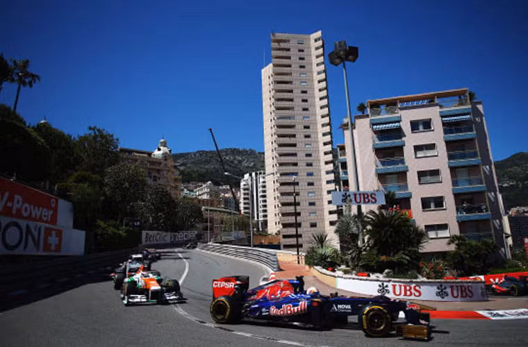 The Formula 1 Monaco Grand Prix, được tổ chức từ năm 1929 là giải đua trên đường phố nhỏ hẹp của Monte Carlo và được xem là giải đua đẹp nhất của tất cả các giải đua. Chặng kết thúc sẽ được hoàn thành trong đường hầm. Đây được xem là một trong những giải khó nhất của đua xe F1.