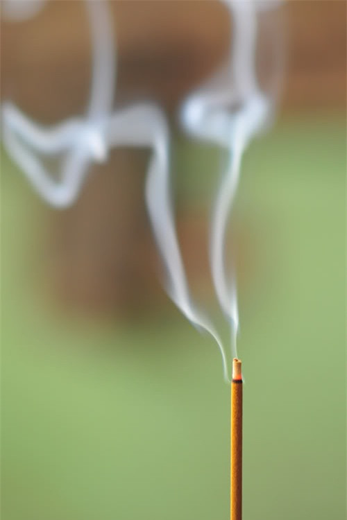 Thap huong ngay Tet the nao moi dung cach?