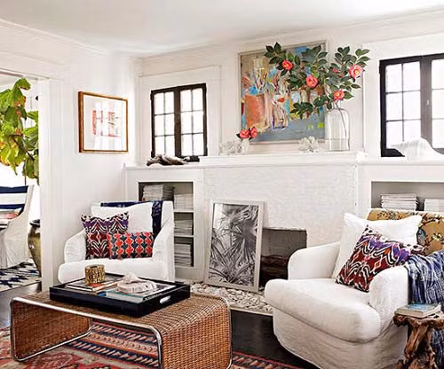 5. Tránh để tất cả đồ nội thất đều quay lưng về tường: Cách bố trí này sẽ khiến cho không gian nội thất trở nên chật chội hơn nhưng lại tạo một khoảng trống rất lạc lõng và có phần phung phí, vô duyên ở vị trí trung tâm căn phòng. Thay vì vậy, hãy sắp xếp đồ đạc theo hướng cách một đoạn so với bức tường để mang lại cảm giác gần gũi và hợp lý. 