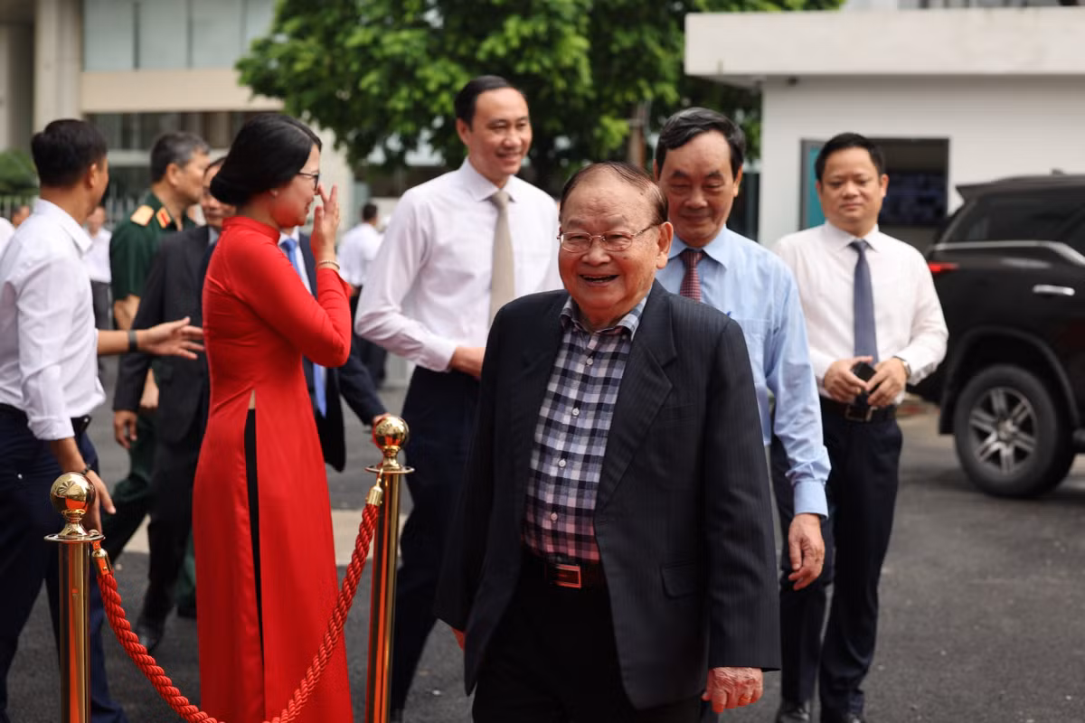 GS.TSKH Nguyễn Hữu Tăng là một nhân vật tiêu biểu với những đóng góp nổi bật cho sự nghiệp đổi mới, phát triển của nền khoa học cách mạng Việt Nam. Ông nguyên là Phó trưởng Ban Khoa giáo Trung ương, nguyên Phó Chủ tịch Liên hiệp các Hội Khoa học và Kỹ thuật Việt Nam đến dự buổi lễ khánh thành trụ sở VUSTA.