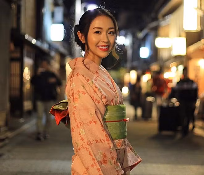 "Những thứ mình có một năm qua khiến bản thân trưởng thành hơn. Đó là các bài học mà không trường lớp nào có thể đưa ra", cô gái 24 tuổi viết.