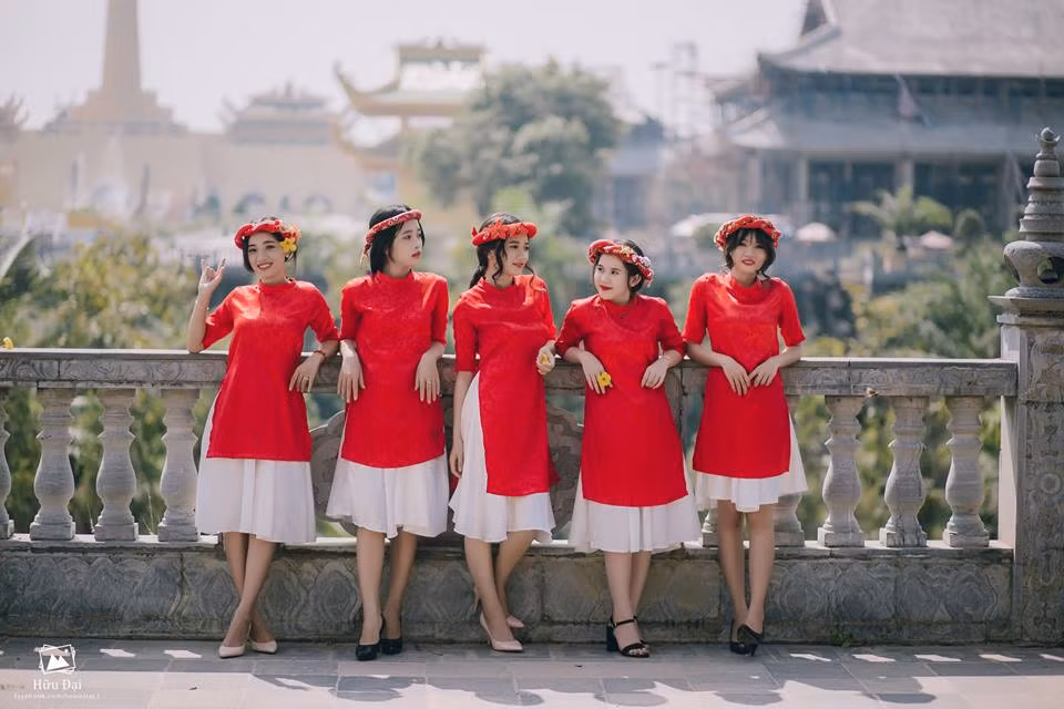 Khác với mẫu áo dài truyền thống có phần tà áo dài đến cổ chân hoặc qua mắt cá, những chiếc áo dài cách tân thể hiện một nét đẹp hiện đại, năng động và mang nhiều tính thời trang hơn. Các bạn trẻ ở độ tuổi ngoài 20 đặc biệt yêu thích mẫu áo dài cách tân có phần tà áo cao trên gối và hơi xòe, mix chung với chân váy đơn sắc bên trong và đi giày cao gót. Kiểu kết hợp này thực sự rất đẹp mắt, trẻ trung và đầy thanh thoát.