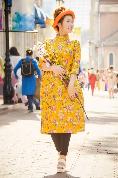 Lướt qua các trang mạng về thời trang, các fanpage của chị em phụ nữ, có thể thấy dịp Tết năm nay những mẫu áo dài cách tân với màu sắc nổi bật, mang họa tiết cây cỏ, hoa lá đang được rất nhiều người ưa chuộng. Các cô gái trẻ ở nhiều độ tuổi như 17-20, 20-25... hay thậm chí ngoài 30 đều ưa thích mẫu áo dài cách tân với phần vạt áo lửng dài qua đầu gối.