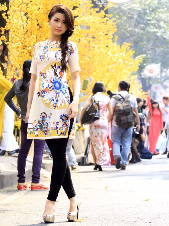 Điểm thú vị ở xu hướng áo dài cách tân chính là việc có thể đem nó kết hợp được với rất nhiều trang phục, phụ kiện khác. Các bạn trẻ hoàn toàn có thể mặc áo dài cách tân với chân váy, quần lửng và đi giày cao gót... không còn phải bó buộc, một chút rườm rà như quần lụa, giày đế bệt như với áo dài truyền thống nữa.