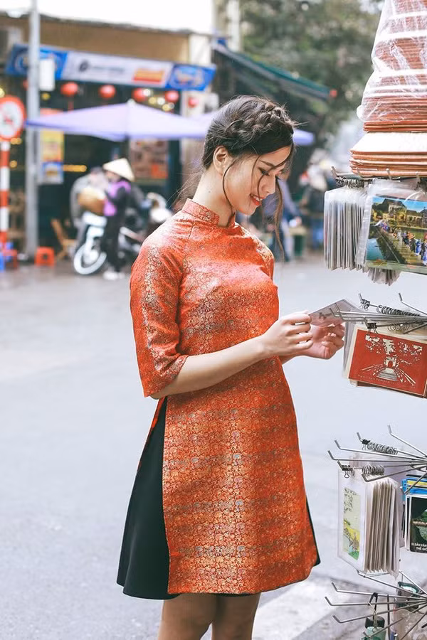 Thử tìm kiếm trên Google, với những số lượng hơn 5,5 triệu kết quả cho từ khóa "áo dài cách tân Tết"... đủ để thấy độ hot của xu hướng thời trang này trong dịp Tết Nguyên đán năm nay. Trên mạng các cô gái trẻ cũng xôn xao hỏi nhau những địa chỉ mua, đặt may áo dài cách tân uy tín, hút khách cũng như trao đổi những kinh nghiệm khi mặc trang phục này.