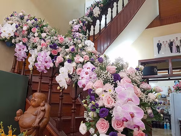 Phần hoa tươi trang trí đám cưới rất lộng lẫy, đẹp mắt tại tư gia của cô dâu.