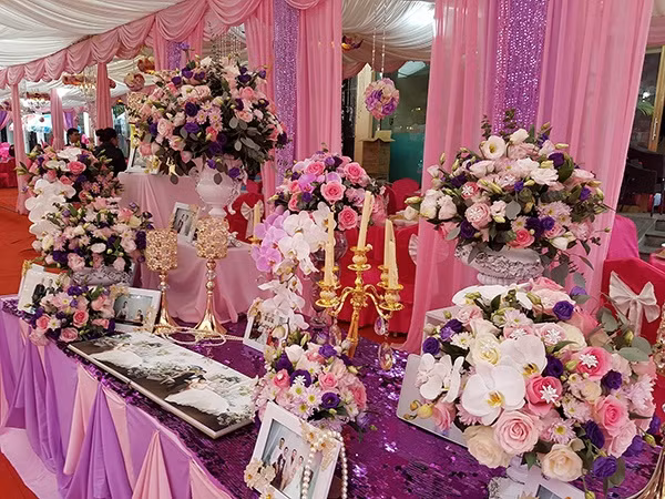 Về trang phục, Ngọc Anh đặt may hai bộ đồ thêu tay thủ công tại Trung Quốc lấy cảm hứng từ chiếc váy đính hôn truyền thống của diễn viên Lưu Thi Thi.