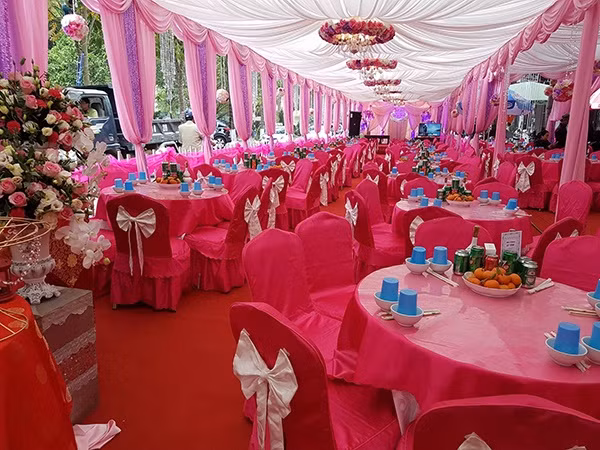 Rạp cưới rộng hơn 200 m2 được dựng trước cửa nhà cô dâu.