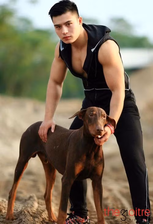 Để có được vóc dáng như hiện tại, chàng cảnh sát điển trai đã phải tập luyện theo một lịch trình nghiêm túc mỗi ngày anh dù bận tới mấy anh chàng vẫn dành ra 01 tiếng đồng hồ để tập luyện cùng đó là chế độ ăn uống đầy đủ và hợp lý nói không với chất kích thích, rượu bia.