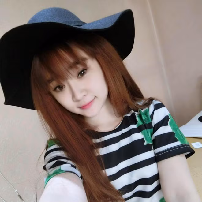 Cô gái này khá hài hước khi tự nhận mình "ế 21 năm", bỗng dưng nổi tiếng với màn cầu hôn bạn trai. 9X sở hữu gương mặt xinh xắn, nụ cười duyên.