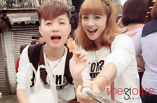 Trên trang cá nhân của mình, cặp đôi đồng tính Tú Anh và Bi thường khiến cộng đồng mạng phải “hờn ghen” vì những bức ảnh ghi lại khoảnh khắc vô cùng tình cảm và đáng yêu rất đỗi đời thường của hai người: Những nụ hôn nhẹ nhàng, những cái ôm siết chặt, những màn selfie khó đỡ…, tất cả là những minh chứng cho tình cảm sâu đậm mà cả hai dành cho nhau.