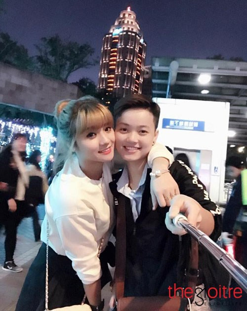 Vượt qua những cái nhìn kì thị, những lời đánh giá chẳng mấy hay ho, hai cô gái này vẫn dũng cảm ở bên nhau và chứng minh cho người khác thấy tình yêu là không có biên giới. Chính sự mạnh mẽ và khát khao tình yêu mãnh liệt ấy đã dần dần thay đổi thái độ của cộng đồng dành cho hai cô gái.